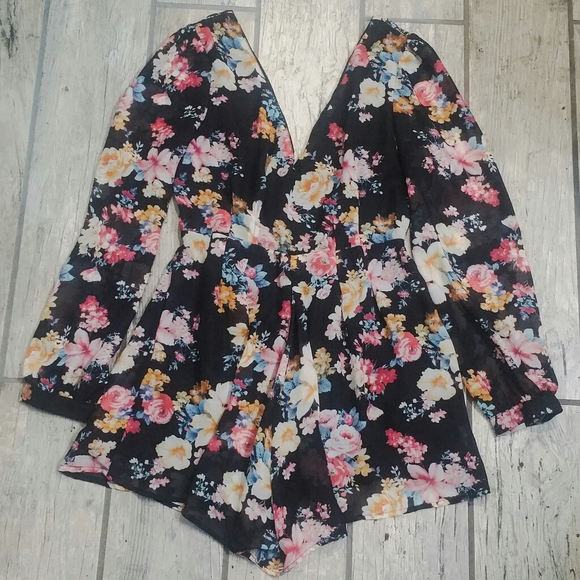 Love Tree Floral Long Sleeve Romper Sz M
